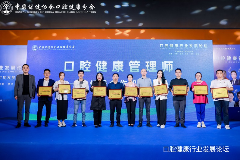 人才实训就业合作机构授牌.jpg